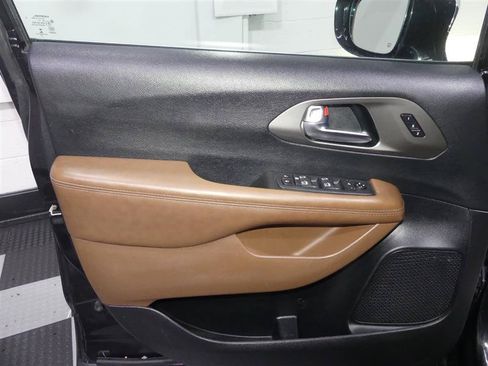 Used 2020 Chrysler Pacifica Limited w/ Tire & Wheel Group FWD image 16