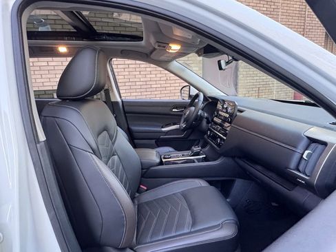 Used 2024 Nissan Pathfinder Platinum w/ Cargo Package image 9