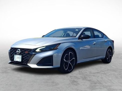 Certified 2023 Nissan Altima 2.5 SR w/ SR Premium Package AWD/4WD image 3