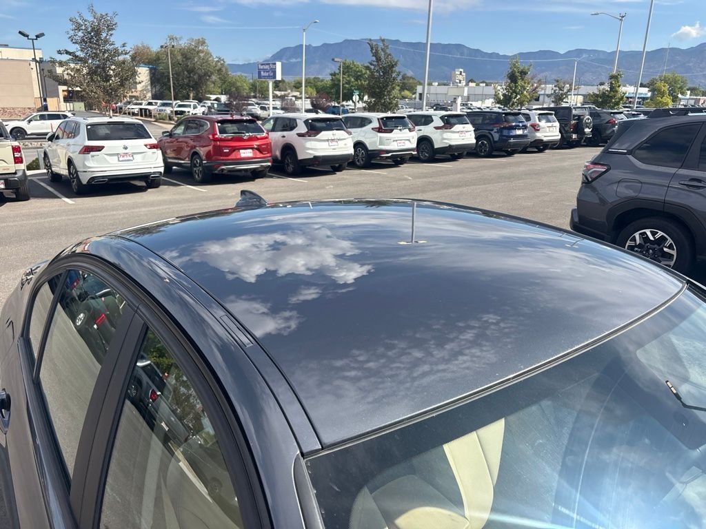 Used 2017 BMW 320i xDrive Sedan AWD/4WD image 4