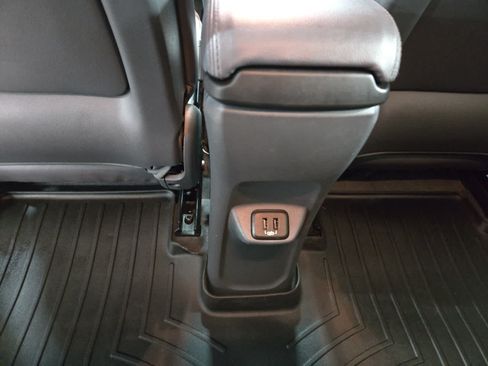 Used 2019 Chevrolet Bolt Premier w/ Infotainment Package FWD image 28