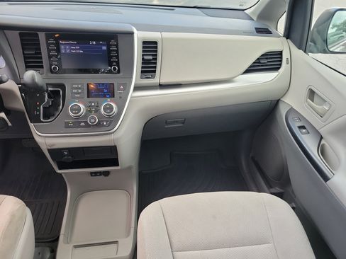 Certified 2020 Toyota Sienna L image 16