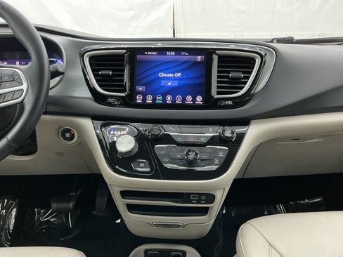 Used 2018 Chrysler Pacifica Touring-L FWD image 28