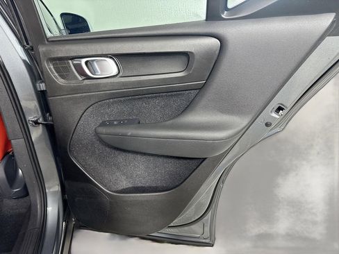 Used 2019 Volvo XC40 T4 Momentum FWD image 28