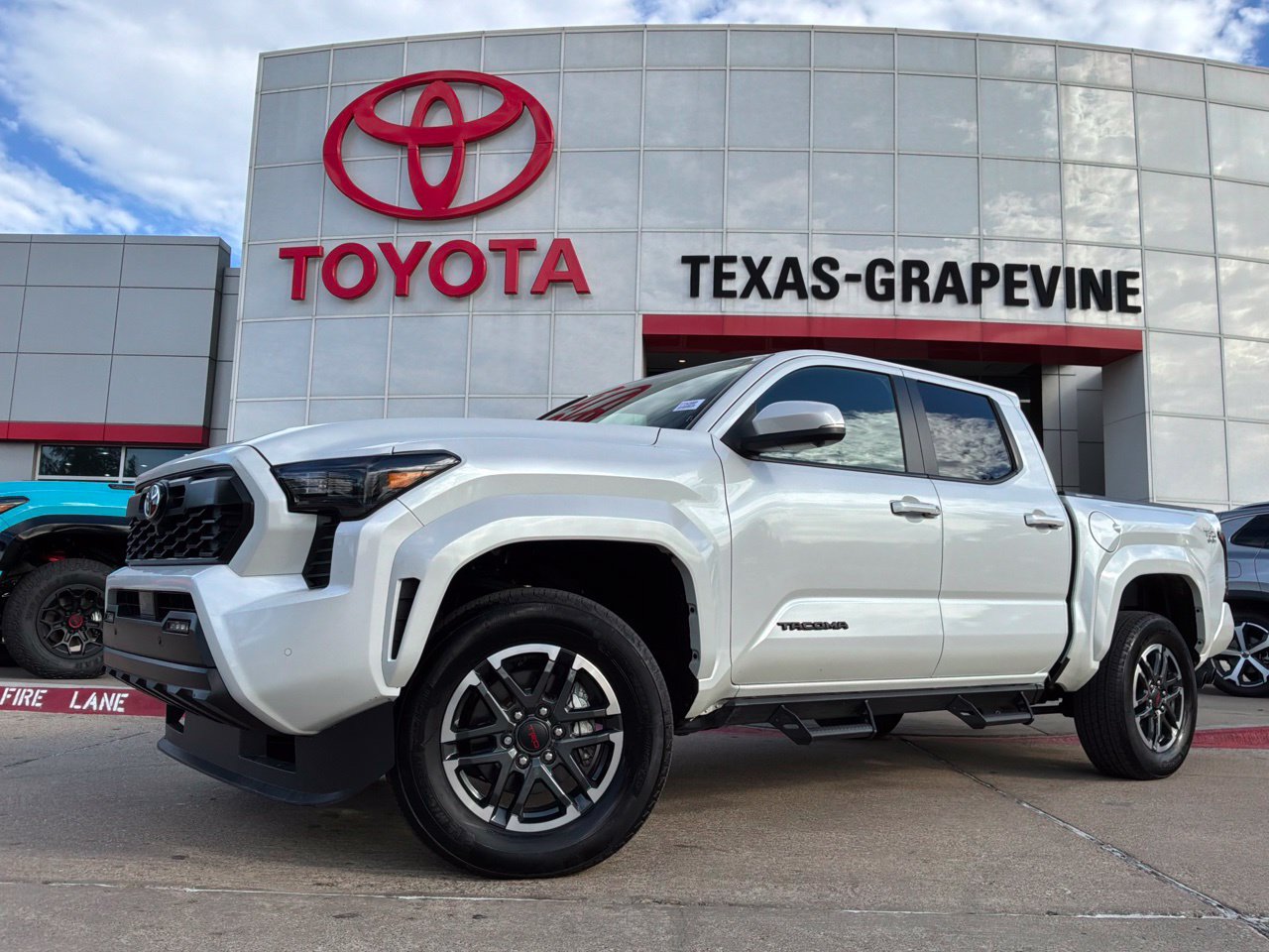 Used 2024 Toyota Tacoma TRD Sport w/ TRD Sport Premium Package AWD/4WD image 2