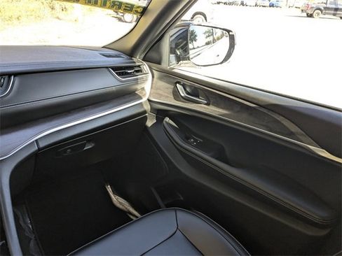 Certified 2025 Jeep Grand Cherokee Limited w/ Trailer Tow Package image 16