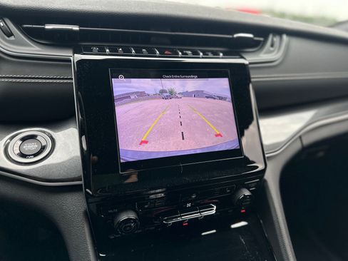 Used 2023 Jeep Grand Cherokee Altitude image 5