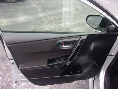 Used 2018 Toyota Corolla iM image 9