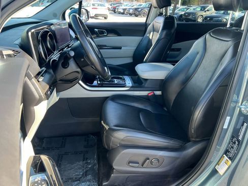 Used 2024 Kia Carnival EX image 19