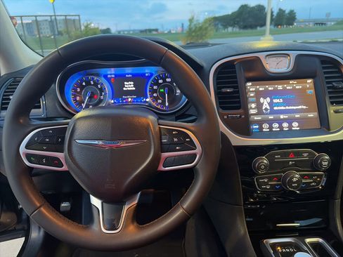 Used 2023 Chrysler 300 Touring w/ Sport Appearance Package RWD image 17