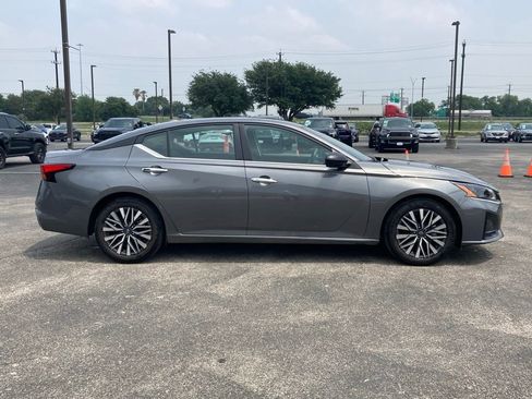 Used 2025 Nissan Altima 2.5 SV FWD image 3