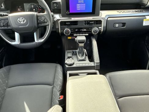 Used 2025 Toyota Tacoma SR5 AWD/4WD image 15