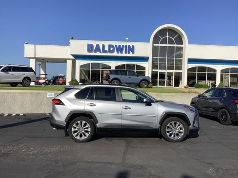 Used 2022 Toyota RAV4 XLE Premium image 8