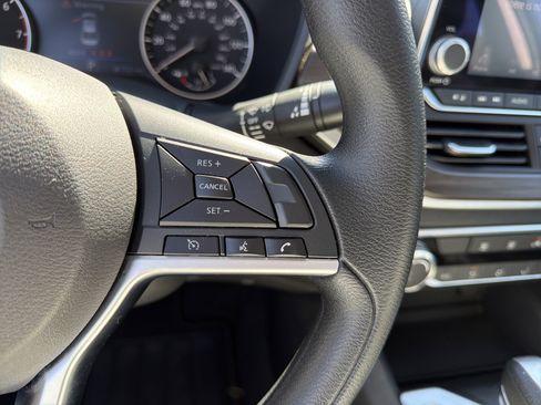 Used 2025 Nissan Altima 2.5 SV image 25