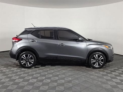 Used 2018 Nissan Kicks SV image 2