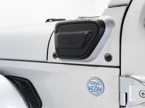 Used 2024 Jeep Wrangler Unlimited Sahara AWD/4WD image 3