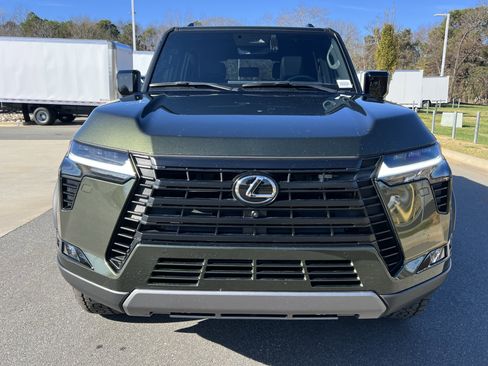 Used 2025 Lexus GX 550 w/ Accessory Package (32) image 33