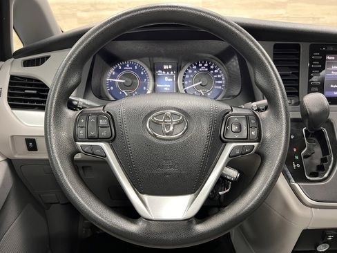 Used 2020 Toyota Sienna L image 23