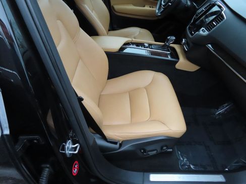 Used 2018 Volvo XC90 T6 Momentum w/ Convenience Package image 18