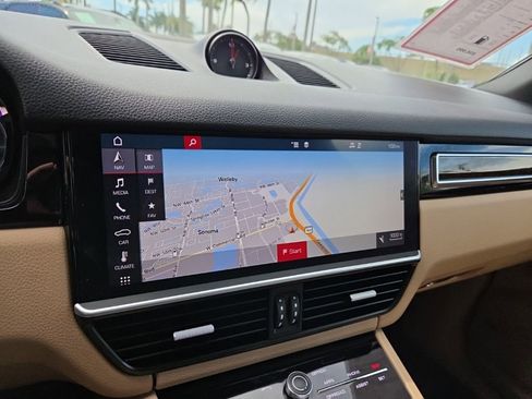 Used 2019 Porsche Cayenne Base image 3