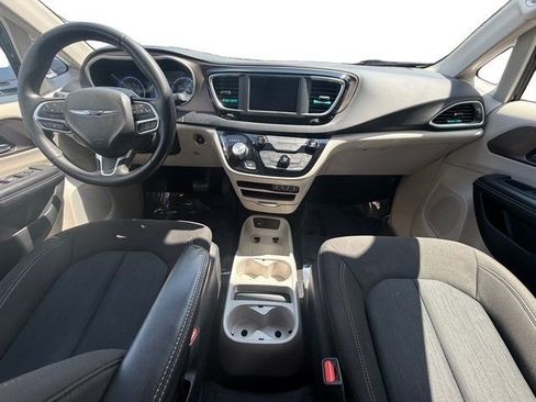 Used 2022 Chrysler Voyager LX image 21