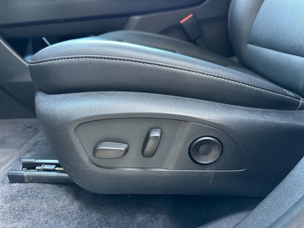 Used 2025 Chevrolet Traverse LT FWD image 13
