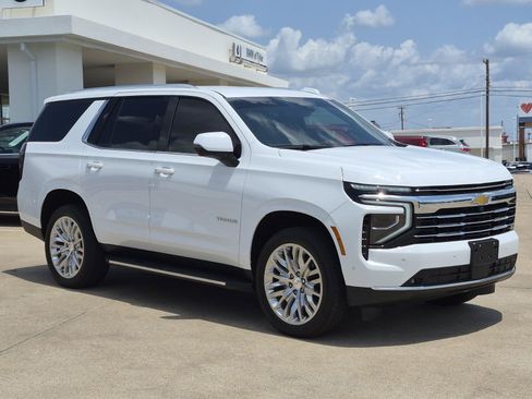 Used 2025 Chevrolet Tahoe LT w/ Comfort Package RWD image 3