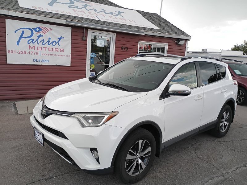 Used 2018 Toyota RAV4 XLE AWD/4WD image 1