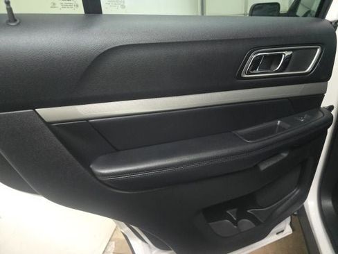 Used 2017 Ford Explorer XLT w/ Equipment Group 202A AWD/4WD image 15