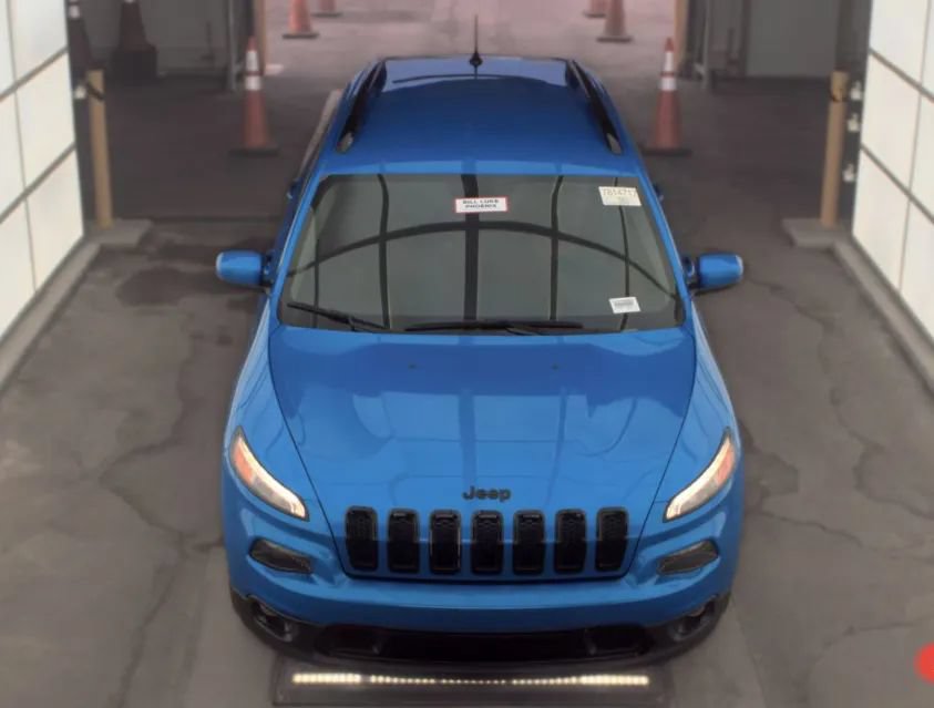 Used 2018 Jeep Cherokee Latitude w/ Altitude Package FWD image 3