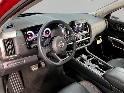 Used 2025 Nissan Pathfinder Platinum FWD image 18