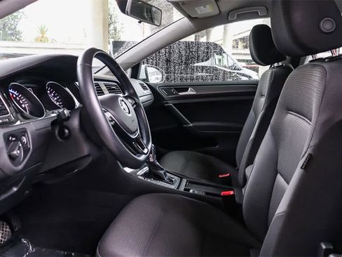 Used 2019 Volkswagen e-Golf SE w/ Driver Assistance Package image 17