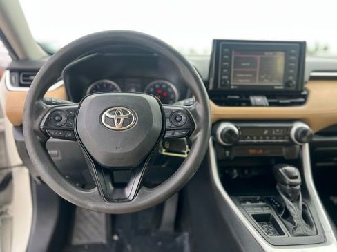 Used 2022 Toyota RAV4 LE FWD image 12