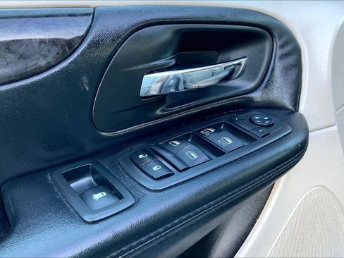 Used 2019 Dodge Grand Caravan SE w/ UConnect Hands-Free Group image 29