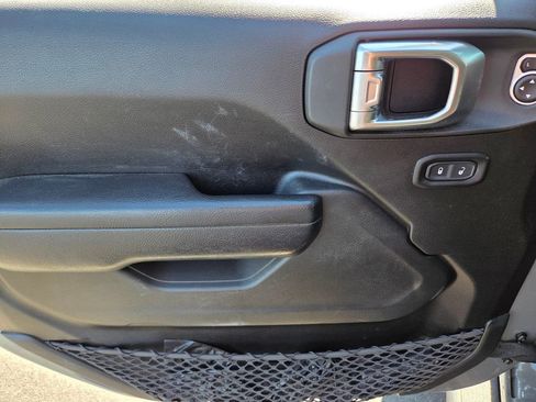 Used 2023 Jeep Gladiator Rubicon w/ Cold Weather Group image 18