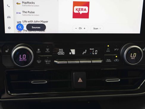 Used 2024 Toyota Highlander XLE FWD image 33