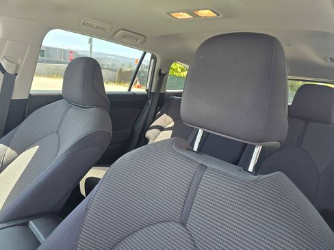 Used 2025 Toyota Highlander LE AWD/4WD image 24