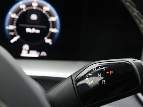 Used 2025 Volkswagen Tiguan SE w/ Panoramic Sunroof Package image 26