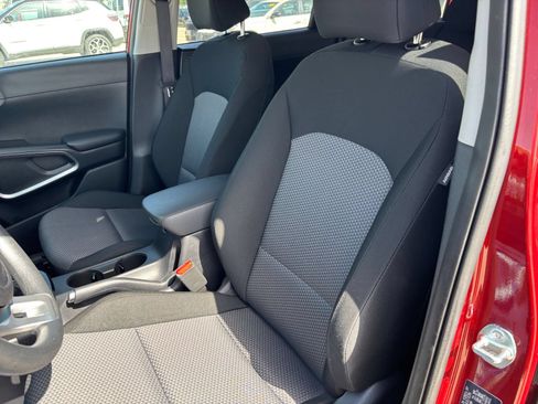 Used 2025 Kia Soul LX w/ LX Technology Package FWD image 34