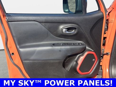 Used 2017 Jeep Renegade Trailhawk w/ Premium Trailhawk Package image 30