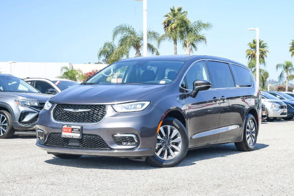 Used 2023 Chrysler Pacifica Touring-L FWD image 1