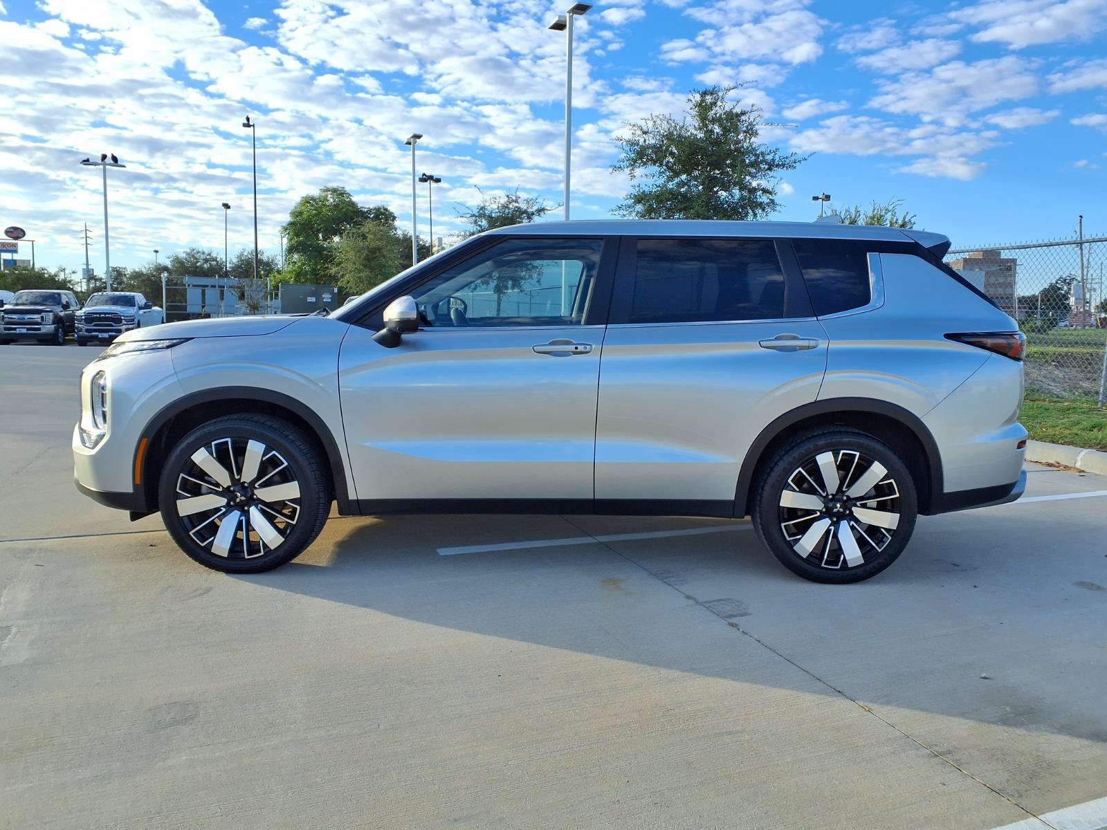 Used 2025 Mitsubishi Outlander SE FWD image 8