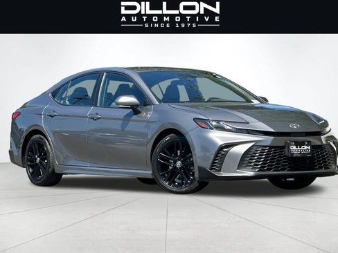 Used 2025 Toyota Camry SE FWD image 1