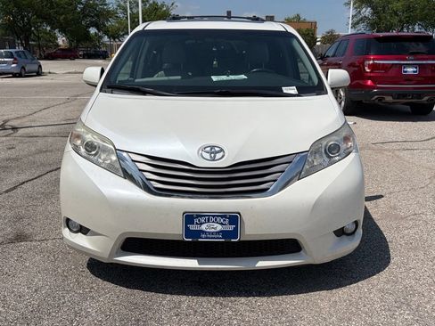 Used 2015 Toyota Sienna XLE w/ XLE Navigation Package FWD image 10