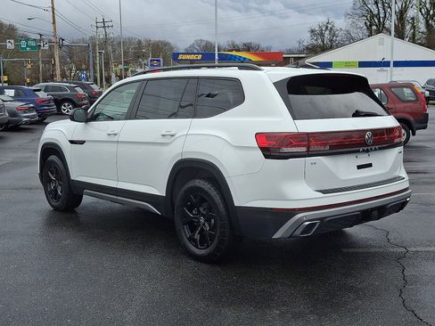 Used 2024 Volkswagen Atlas Peak Edition SE image 4