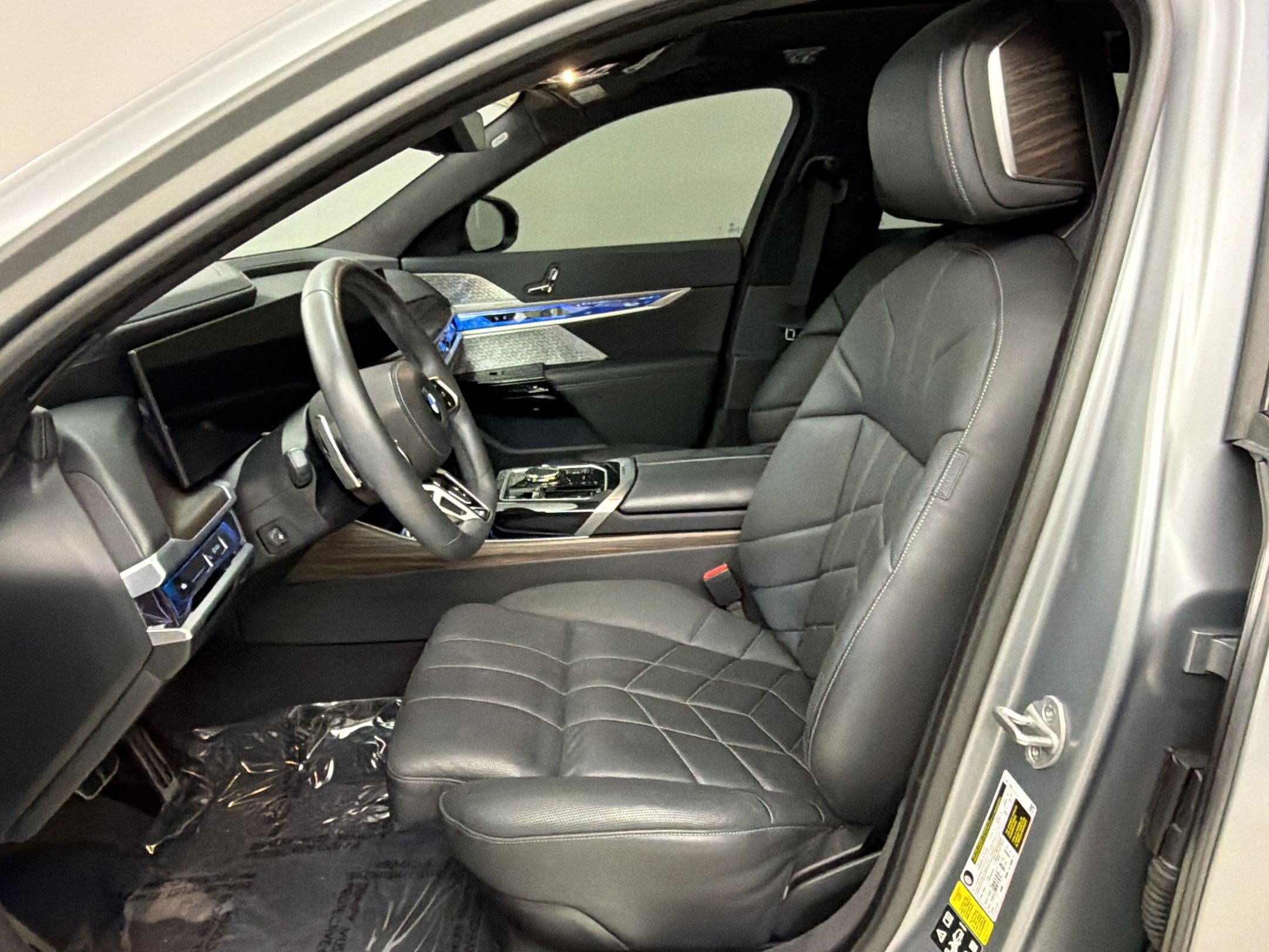 Certified 2024 BMW 760i xDrive w/ Executive Package AWD/4WD image 5