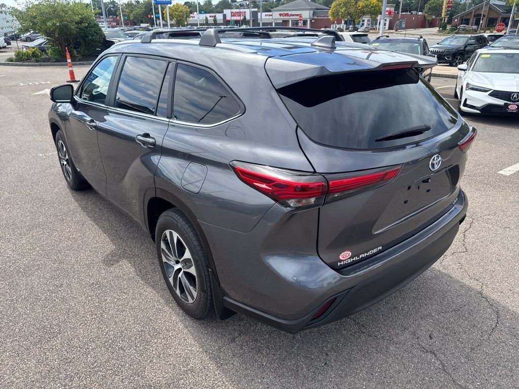 Used 2023 Toyota Highlander XLE AWD/4WD image 5