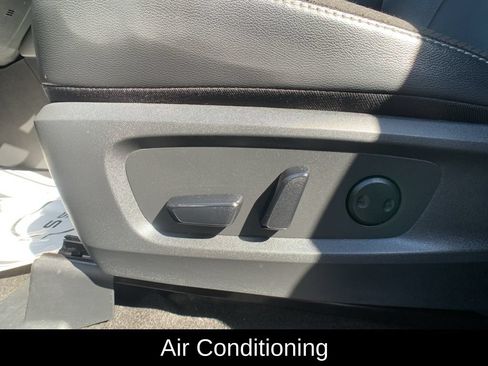 Used 2025 Nissan Pathfinder SL AWD/4WD image 15