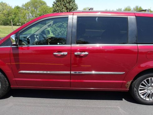Used 2013 Chrysler Town & Country Touring-L w/ Driver Convenience Group FWD image 31