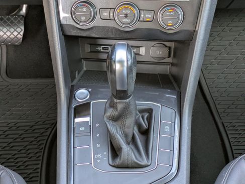 Used 2020 Volkswagen Tiguan SE w/ Panoramic Sunroof Package FWD image 16